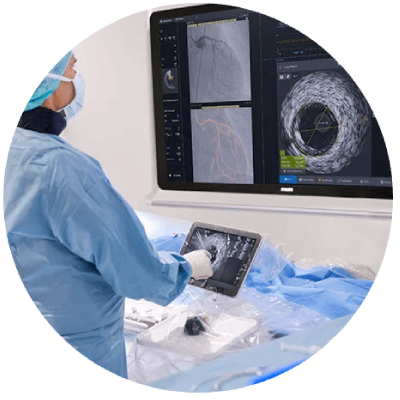 Médico que realiza una evaluación 2D del corazón con EPIQ CVXi