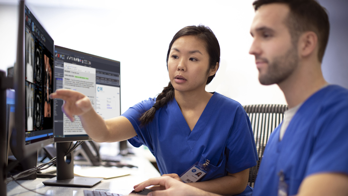 Cl&iacute;nicos que revisan resultados de im&aacute;genes en un &uacute;nico espacio de trabajo