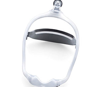 una mascarilla blanca con mango negro