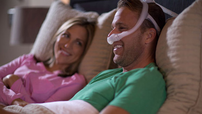 un hombre y una mujer tumbados en un sof&aacute;