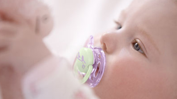 Por qué es saludable usar un chupón