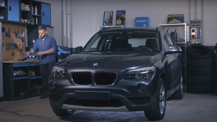 Vea c&oacute;mo instalar las l&aacute;mparas automotrices Philips en los faros en un BMW X1