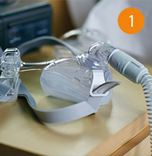 Un equipo m&eacute;dico sobre una mesa.