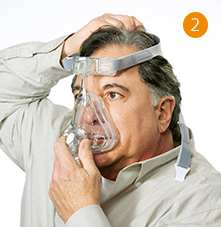 un hombre que llevaba una m&aacute;scara cpap