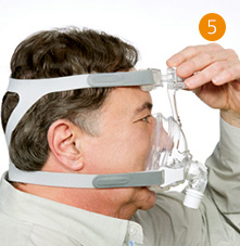 un hombre que llevaba una m&aacute;scara cpap