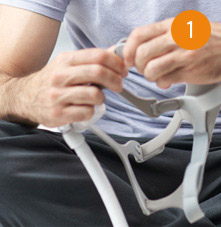 un hombre sosteniendo una honda