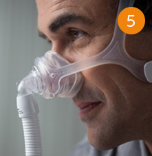 un hombre que llevaba una m&aacute;scara cpap