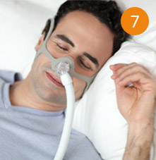un hombre durmiendo con una m&aacute;scara cpap