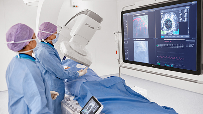 Cardi&oacute;logos intervencionistas que realizan una intervenci&oacute;n coronaria percut&aacute;nea con Azurion e IntraSight
