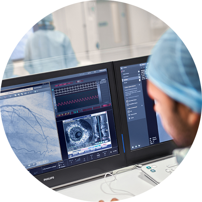 M&eacute;dico que utiliza el plan de trabajo coronario de Philips para la intervenci&oacute;n de una coronariopat&iacute;a