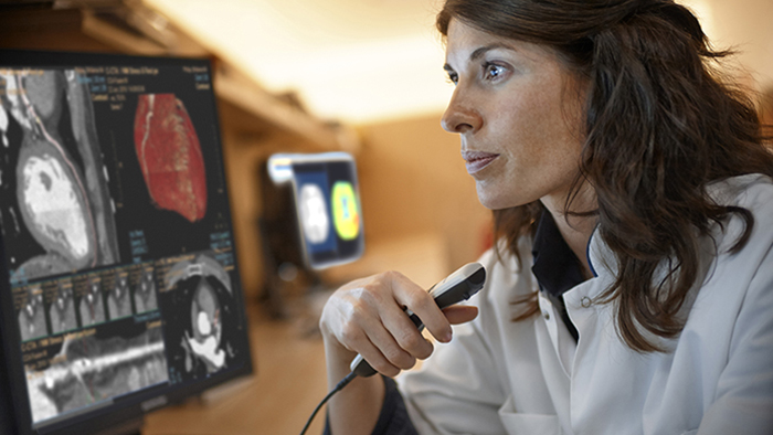 Cardi&oacute;logo que adquiere im&aacute;genes con Spectral&nbsp;CT para el diagn&oacute;stico de la coronariopat&iacute;a
