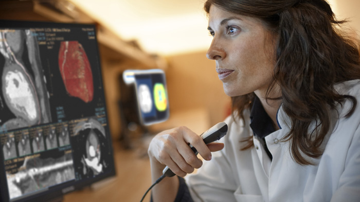 Cardi&oacute;logo intervencionista que observa im&aacute;genes cl&iacute;nicas
